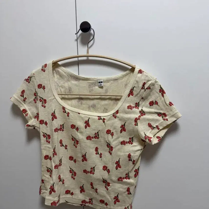 [BUNJANG] Uniqlo Flower Print Short Sleeve T-shirt (S) / 유니클로 플라워 반팔 티셔츠(S)