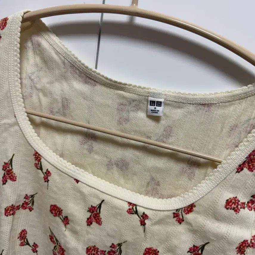 [BUNJANG] Uniqlo Flower Print Short Sleeve T-shirt (S) / 유니클로 플라워 반팔 티셔츠(S)