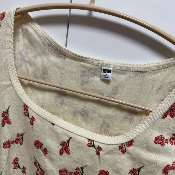 [BUNJANG] Uniqlo Flower Print Short Sleeve T-shirt (S) / 유니클로 플라워 반팔 티셔츠(S)
