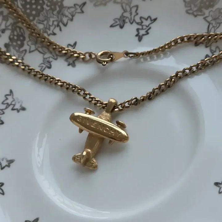[BUNJANG] Givenchy Gold Airplane Logo Necklace / 지방시 금장 Givenchy 로고 비행기 목걸이