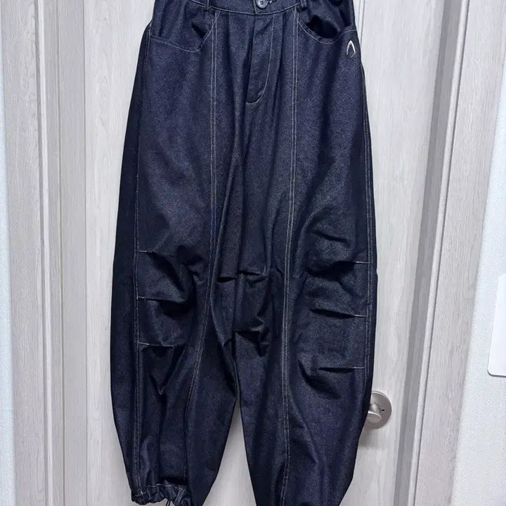 [BUNJANG] A.C.A.M Knee Pin-tuck Printed Denim Pants / 아캄 데님 팬츠 Knee Pin-tuck Printed Denim (1)