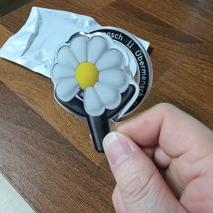 [BUNJANG] G-Dragon Daisy GripTok for MagSafe / 지드래곤 데이지 그립톡 맥세이프