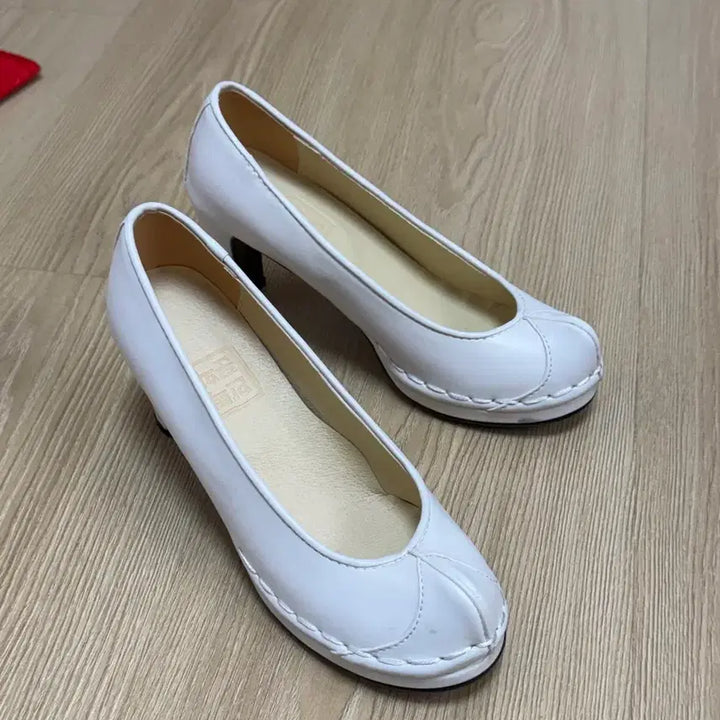 [SOLD OUT] 흰색 가죽 여성 한복구두 7cm 225사이즈 1회착용