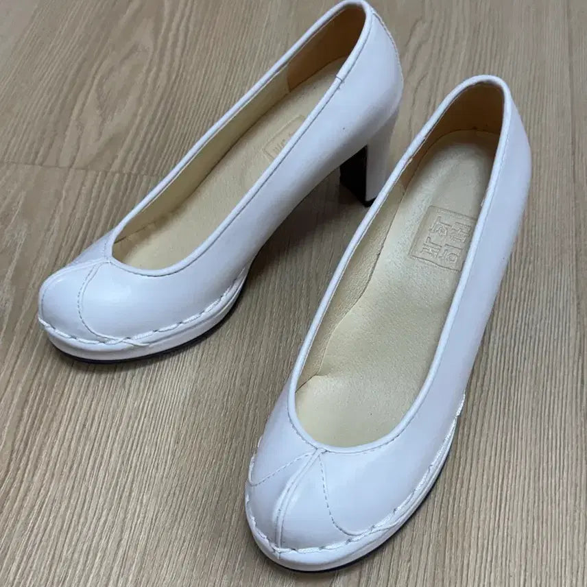 [SOLD OUT] 흰색 가죽 여성 한복구두 7cm 225사이즈 1회착용