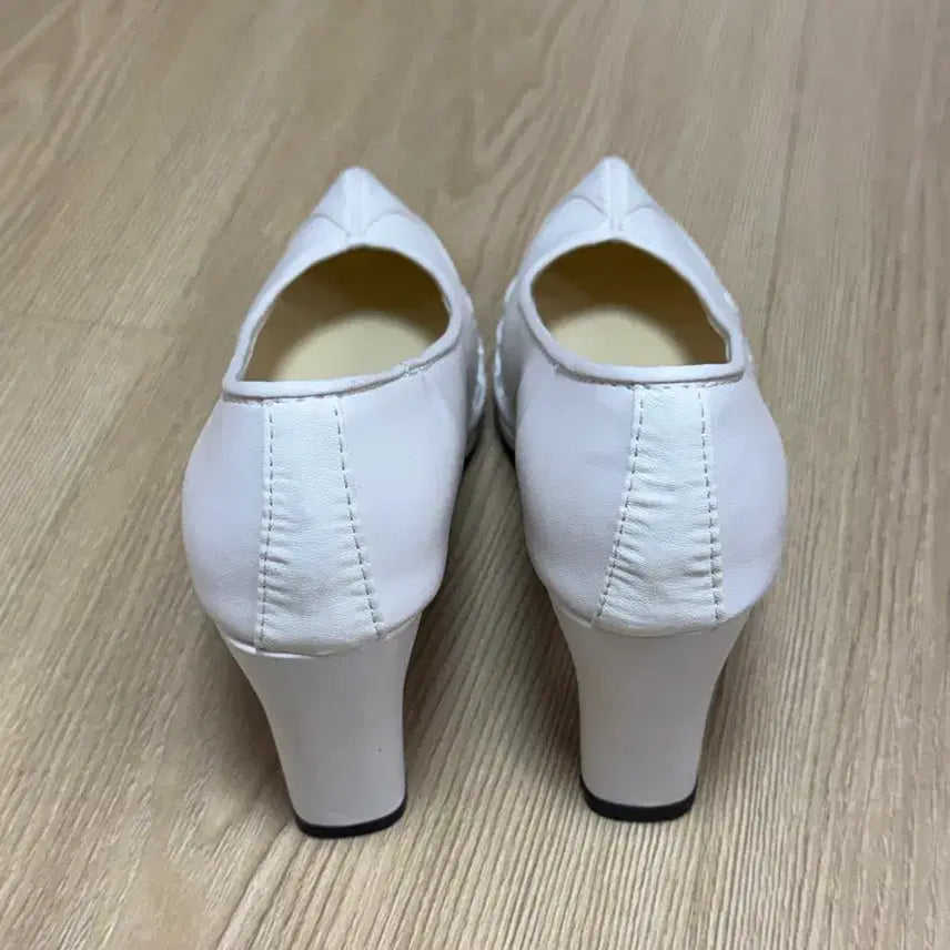 [SOLD OUT] 흰색 가죽 여성 한복구두 7cm 225사이즈 1회착용