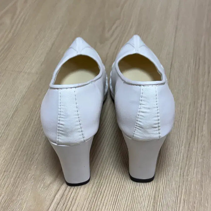 [SOLD OUT] 흰색 가죽 여성 한복구두 7cm 225사이즈 1회착용