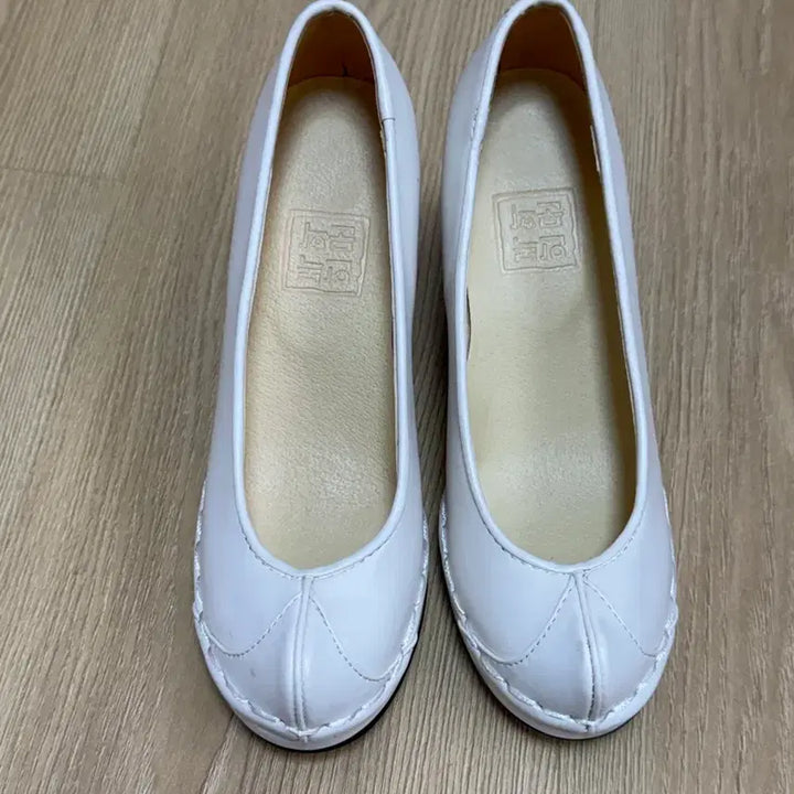 [SOLD OUT] 흰색 가죽 여성 한복구두 7cm 225사이즈 1회착용