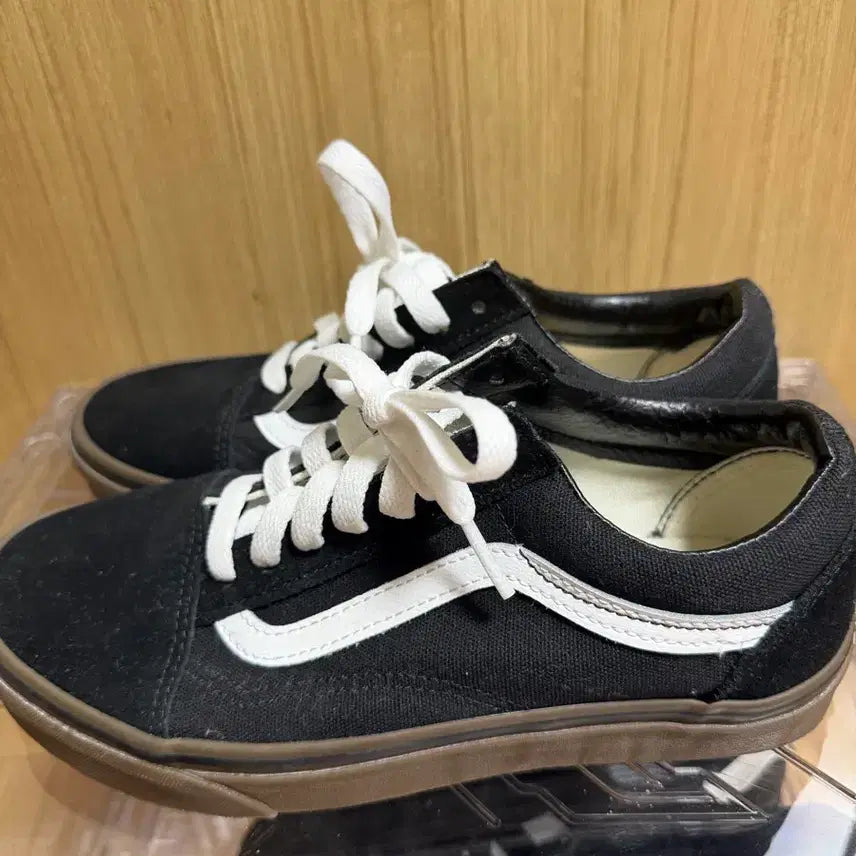 [BUNJANG] Vans Old Skool Black/Gum Sole Sneakers / 반스 올드스쿨 블랙/검 솔 240mm