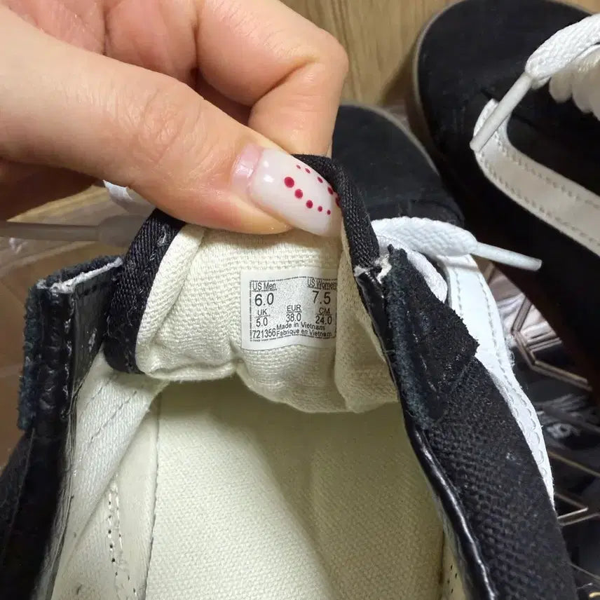 [BUNJANG] Vans Old Skool Black/Gum Sole Sneakers / 반스 올드스쿨 블랙/검 솔 240mm