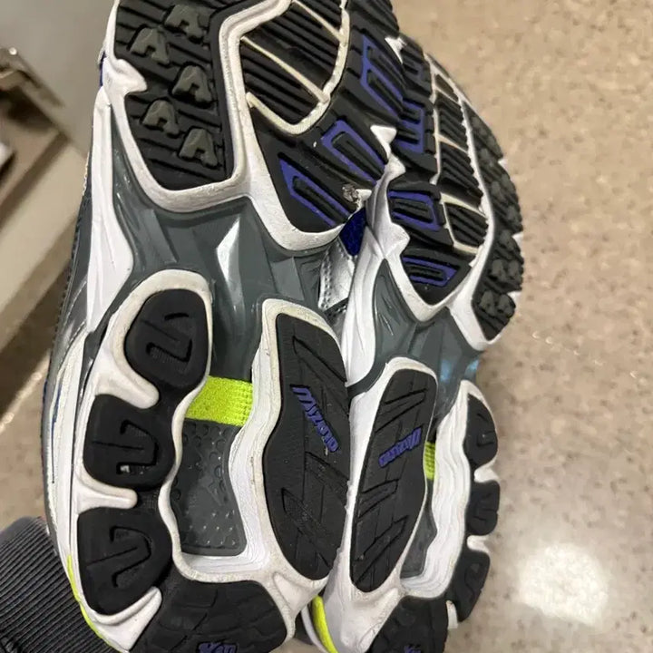 [BUNJANG] Mizuno Wave Rider Sneakers (Size 250) / 미즈노 웨이브라이더 운동화 250