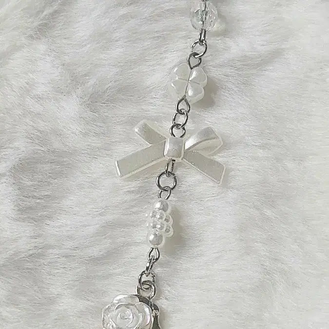 [BUNJANG] White Ribbon Rose Charm for Phone, Airpods, Diary / 화이트 리본 장미 핸드폰 에어팟 다이어리 키링