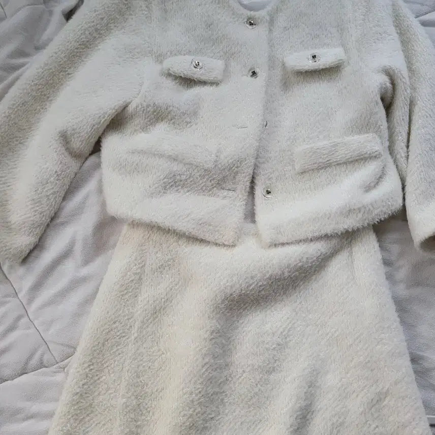 [BUNJANG] BASQUIAI Ivory Two-Piece Set / BASQUIAI 아이보리 투피스 세트
