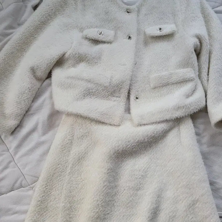 [BUNJANG] BASQUIAI Ivory Two-Piece Set / BASQUIAI 아이보리 투피스 세트