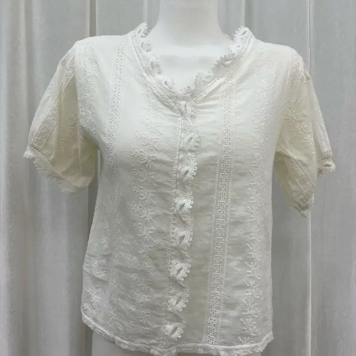 [BUNJANG] White Lace Blouse Punching Embroidery Shirt / 화이트 레이스 블라우스 펀칭 자수 셔츠