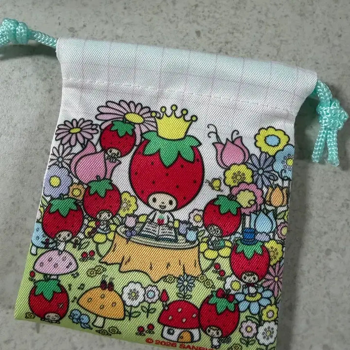 [BUNJANG] Sanrio Ichigo Newspaper Gift Pouch / 산리오 이치고신문 기프트파우치 팝니다
