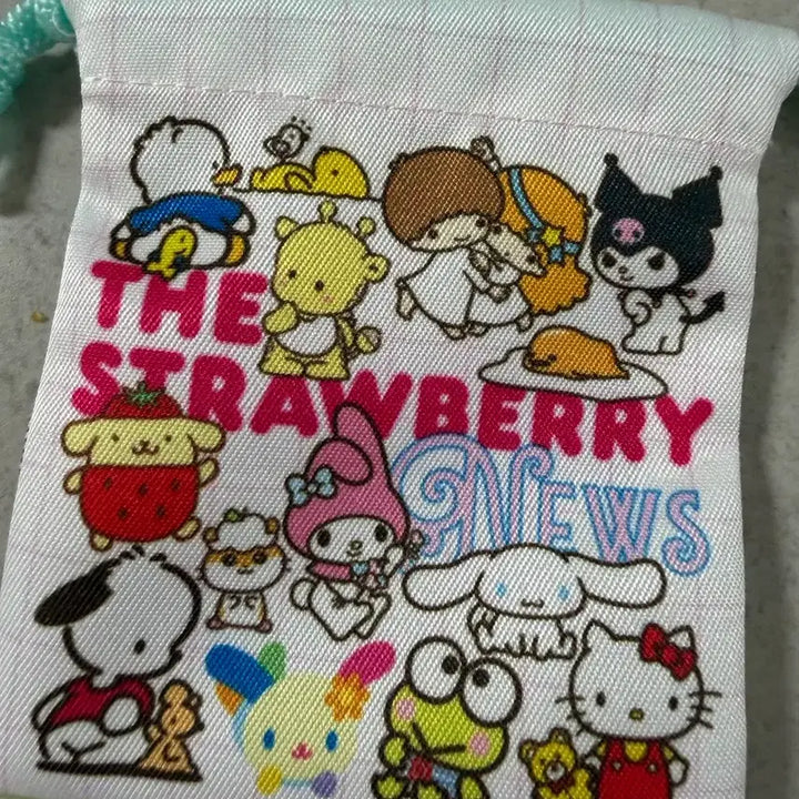 [BUNJANG] Sanrio Ichigo Newspaper Gift Pouch / 산리오 이치고신문 기프트파우치 팝니다