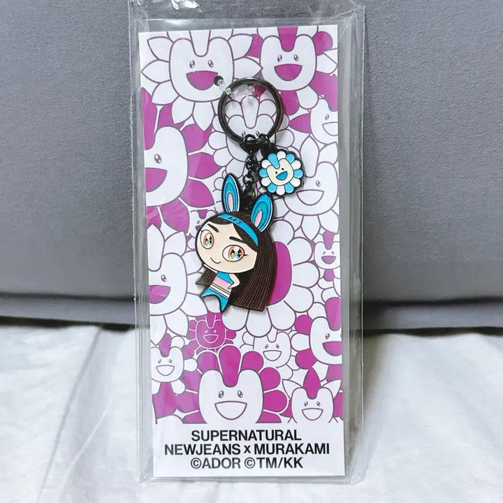 [BUNJANG] NewJeans Minji Murakami Takashi Metal Keyring / 뉴진스 무라카미 다카시 민지 메탈키링(미개봉)
