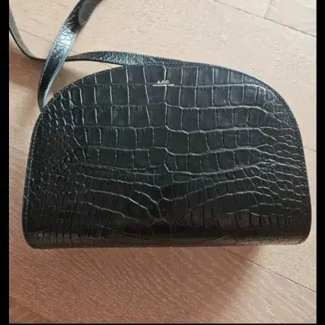 [BUNJANG] A.P.C. Black Crocodile Embossed Leather Crossbody Bag / A.P.C 아페쎄 블랙 크로커 가방