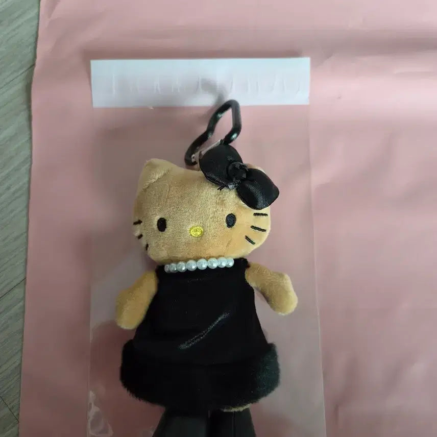 [BUNJANG] Hello Kitty Black Dress Doll Keychain / 헬로키티 검정 드레스 인형 키링