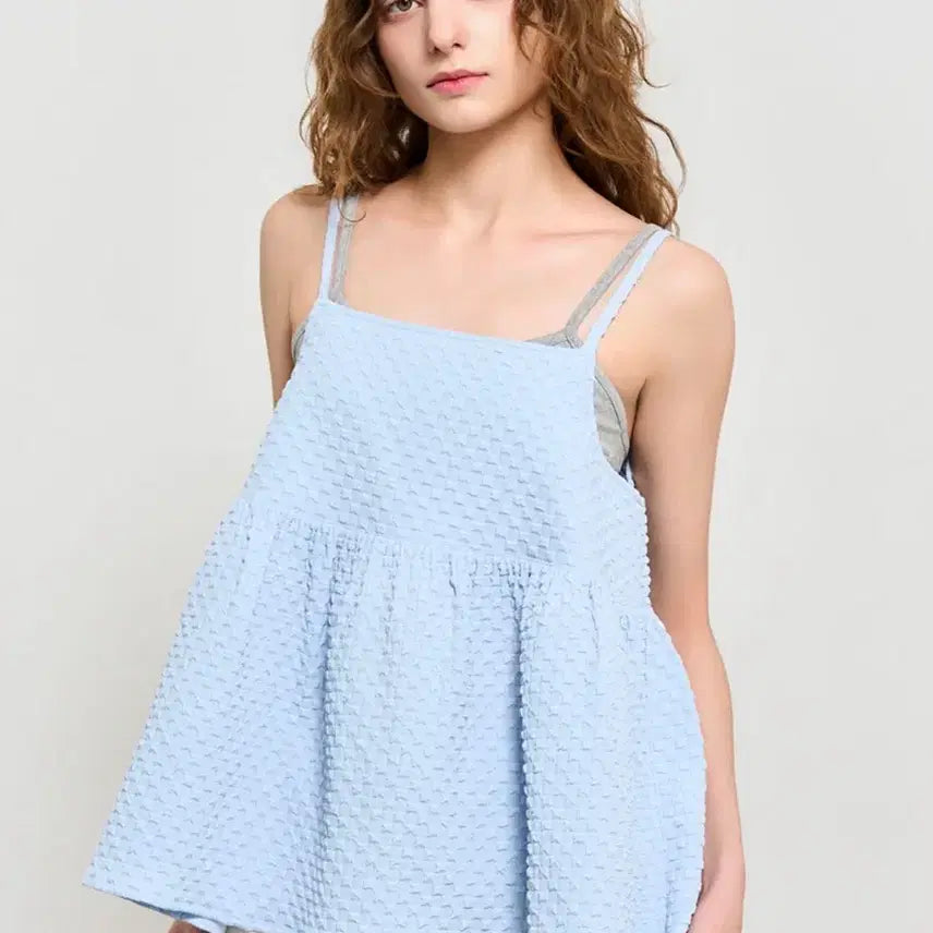 [BUNJANG] General Idea Embossed Sleeveless Blouse / 제너럴아이디어 엠보 슬리브리스 블라우스 [BLUE]