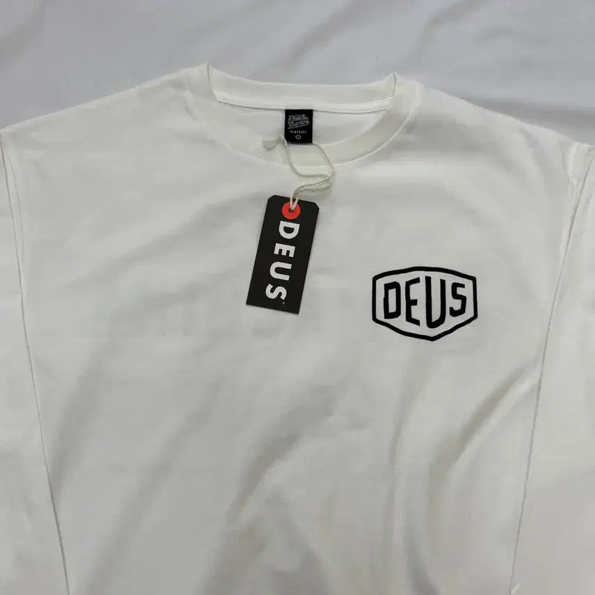 [BUNJANG] Deus Seoul College Long Sleeve T-shirt (White) - L / [새상품]Deus데우스 서울 컬리지 긴팔 롱슬리브 티셔츠 흰색 새상품 L