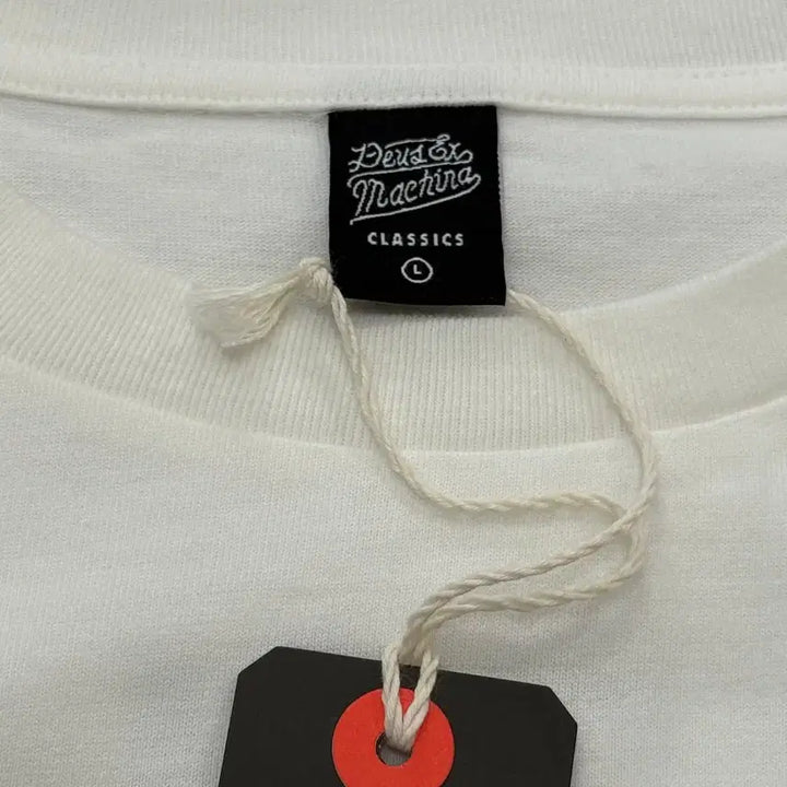[BUNJANG] Deus Seoul College Long Sleeve T-shirt (White) - L / [새상품]Deus데우스 서울 컬리지 긴팔 롱슬리브 티셔츠 흰색 새상품 L