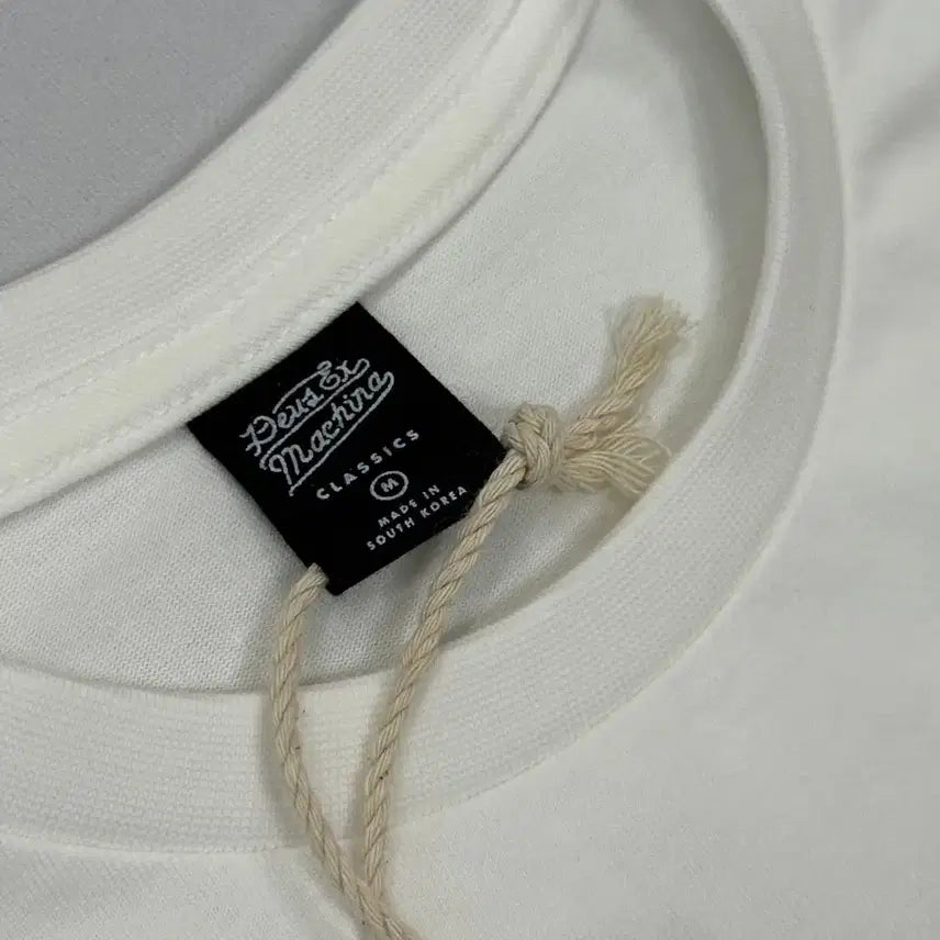 [BUNJANG] Deus Seoul College Long Sleeve White T-shirt / [새상품]Deus데우스 서울 컬리지 긴팔 롱슬리브 화이트 M