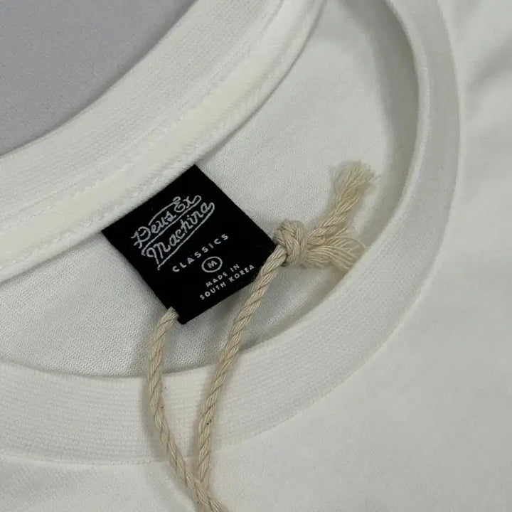 [BUNJANG] Deus Seoul College Long Sleeve White T-shirt / [새상품]Deus데우스 서울 컬리지 긴팔 롱슬리브 화이트 M
