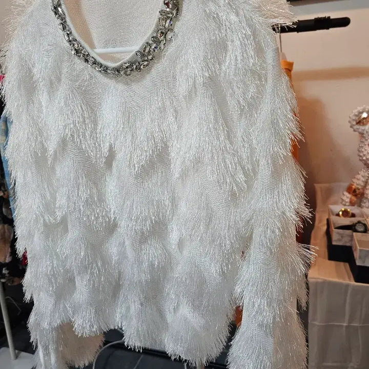 [SOLD OUT] 화이트 깃털 큐빅 니트