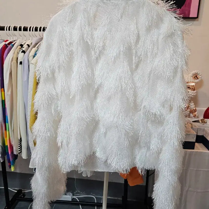 [SOLD OUT] 화이트 깃털 큐빅 니트