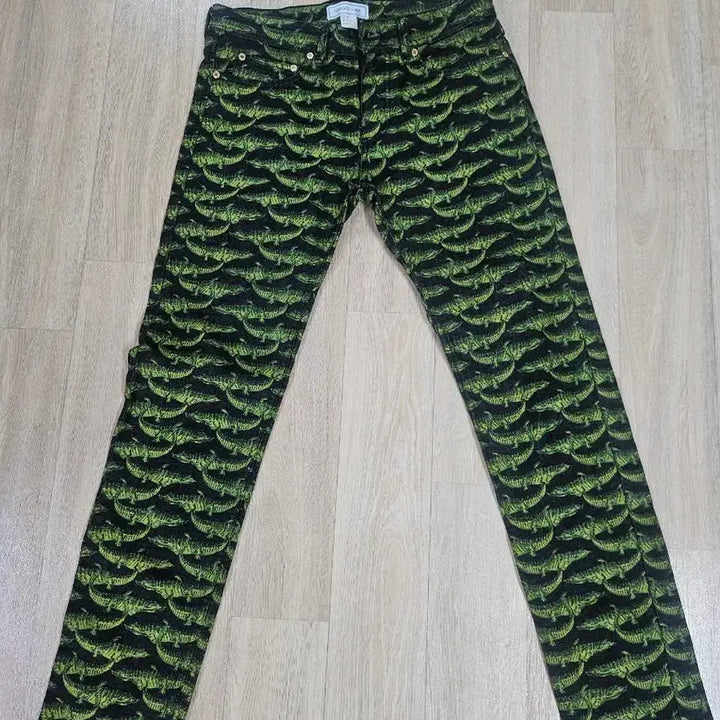 [BUNJANG] Versace H&amp;M Crocodile Denim Pants / 베르사체  H&amp;M 콜라보 악어 데님팬츠 29-30