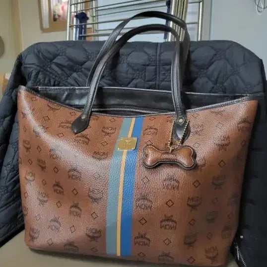 [SOLD OUT] MCM 브라운 로고 토트백 강아지 키링