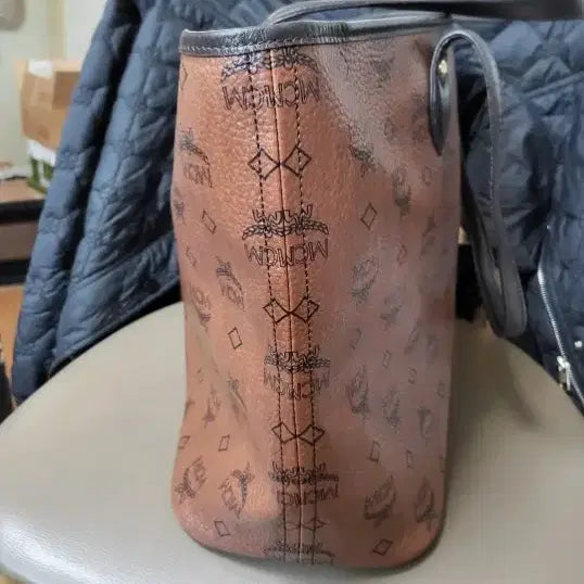 [SOLD OUT] MCM 브라운 로고 토트백 강아지 키링