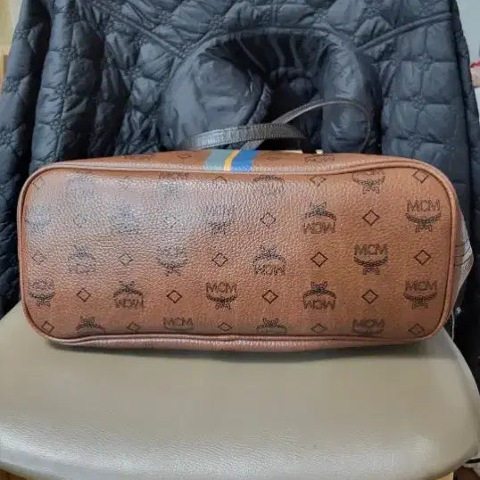 [SOLD OUT] MCM 브라운 로고 토트백 강아지 키링