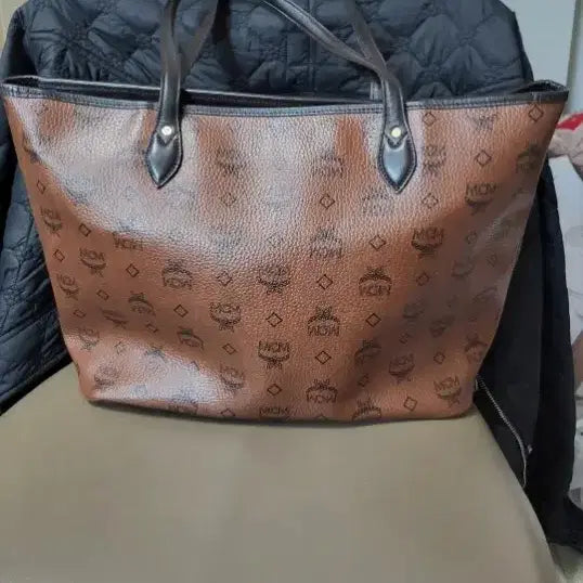 [SOLD OUT] MCM 브라운 로고 토트백 강아지 키링