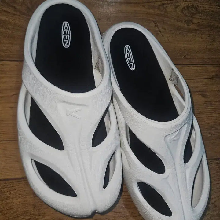 [SOLD OUT] 킨 KEEN 화이트 샌들 슬리퍼