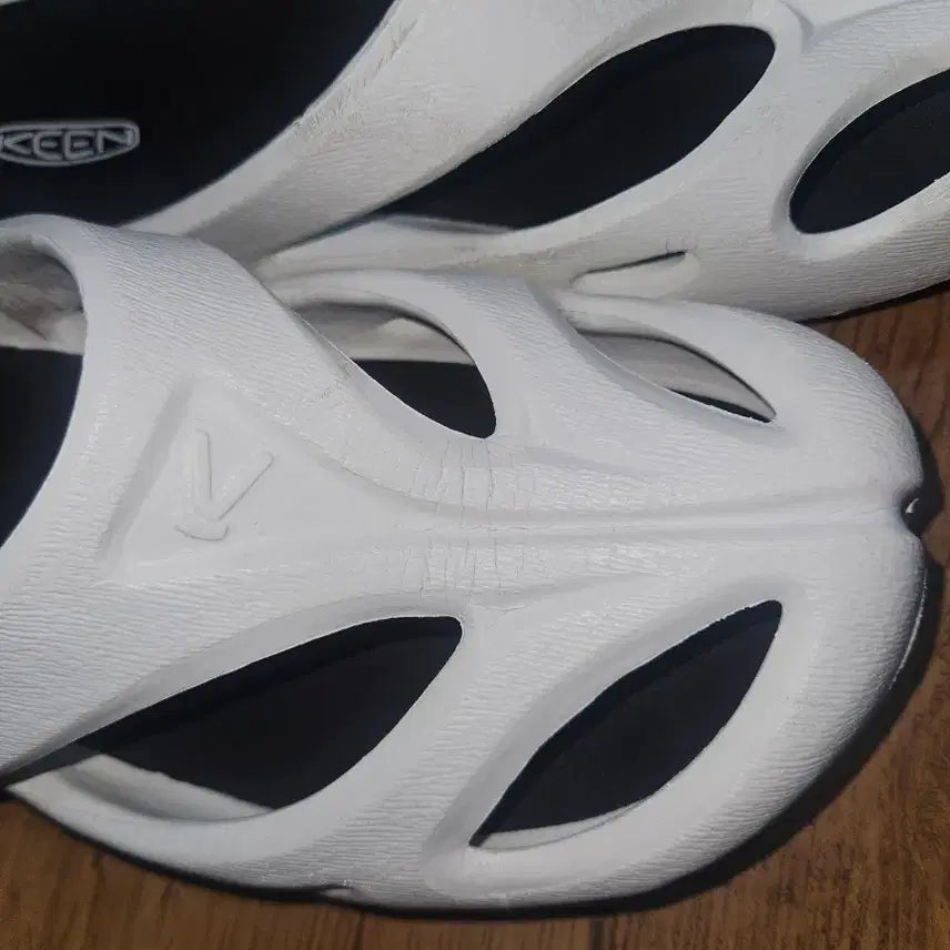 [SOLD OUT] 킨 KEEN 화이트 샌들 슬리퍼