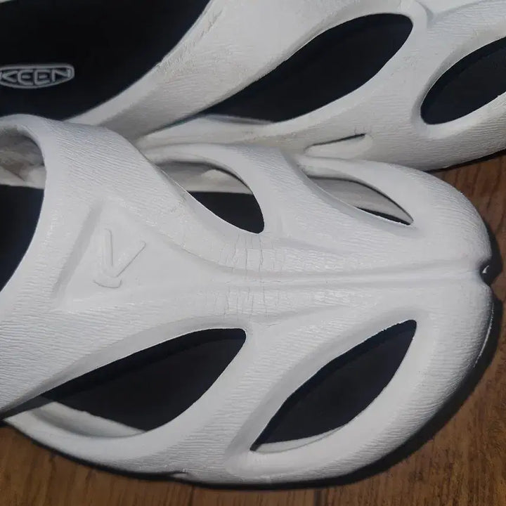 [SOLD OUT] 킨 KEEN 화이트 샌들 슬리퍼