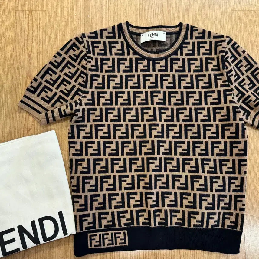 [BUNJANG] Fendi FF Logo Knit Top / 펜디 FF로고 반팔 니트(정품)
