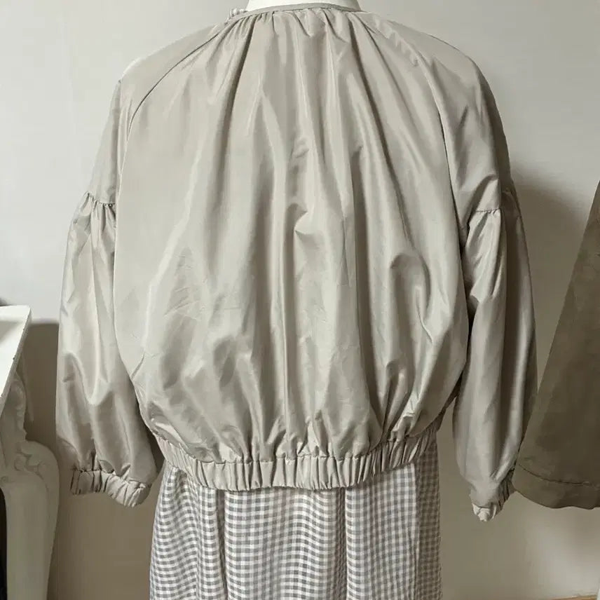 [BUNJANG] Ivory Short Windbreaker Jacket / 아이보리 숏 바막 점퍼