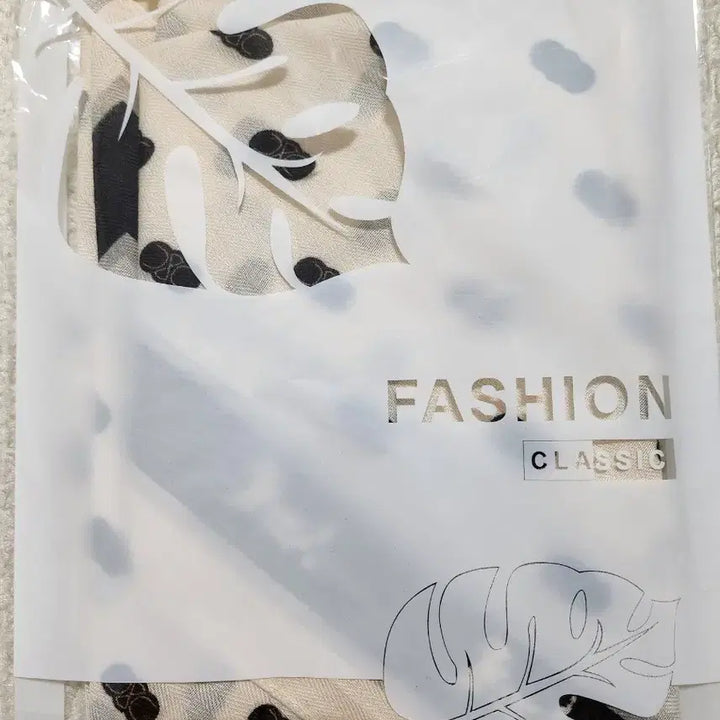 [BUNJANG] Valentino Rudi Pattern Scarf with Leaf Brooch Set / 패턴 스카프 + 잎사귀 장식(발렌티노루디 행사상품)