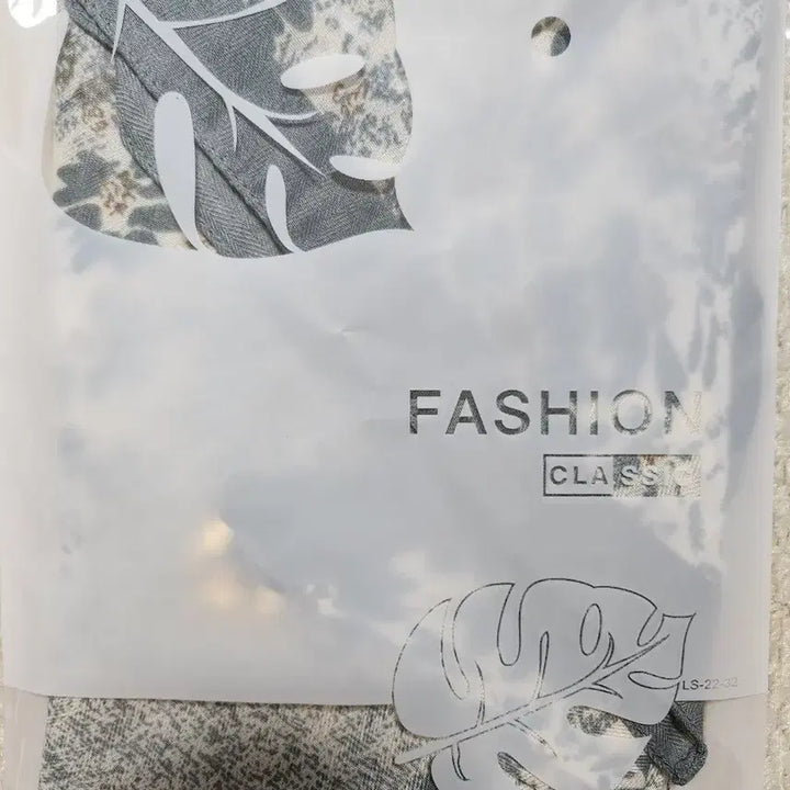 [BUNJANG] Valentino Rudy Fabric Floral Scarf / 패브릭 꽃무늬 스카프(발렌티노루디 행사상품)