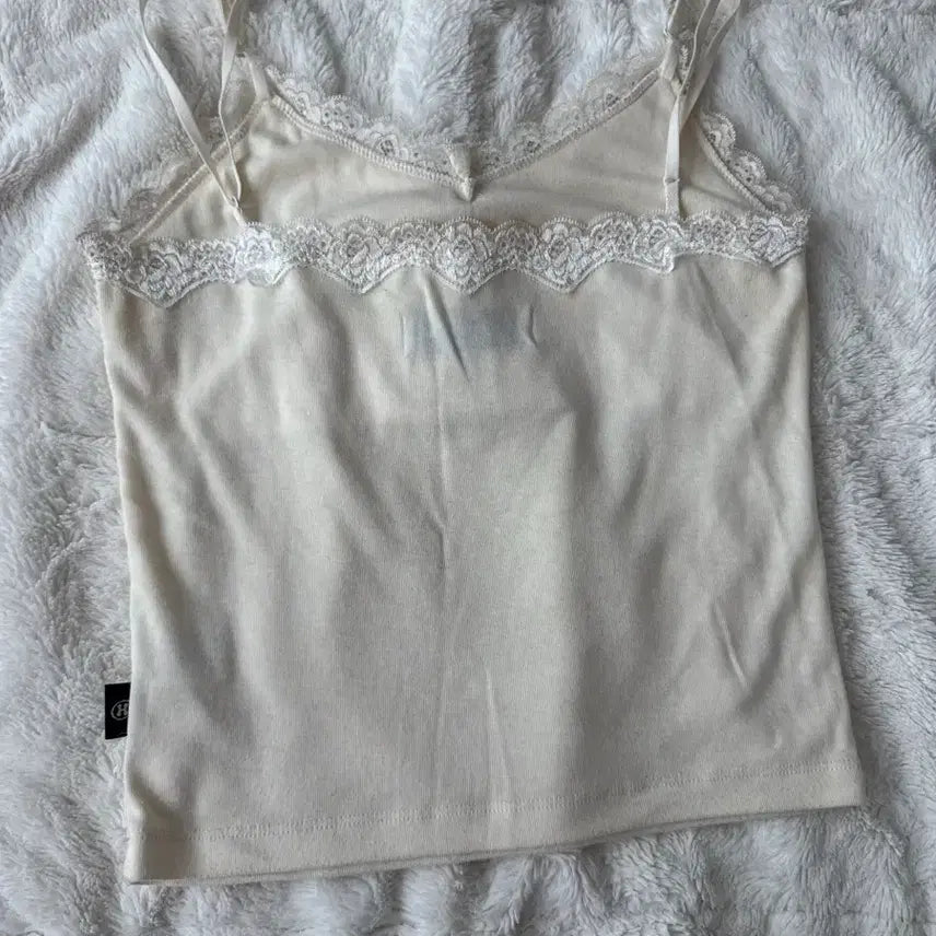 [BUNJANG] The Mysterious Hotel Lace Basic Top / 더미스테리어스호텔 레이스 베이직 탑