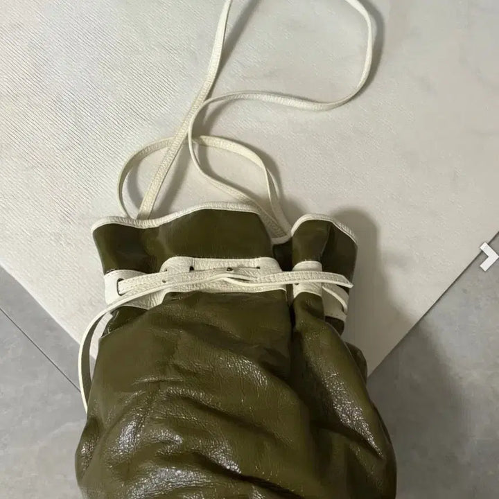 [BUNJANG] KWANI Olive Patent Bucket Bag / 콰니 페이던트 올리브 버킷백~