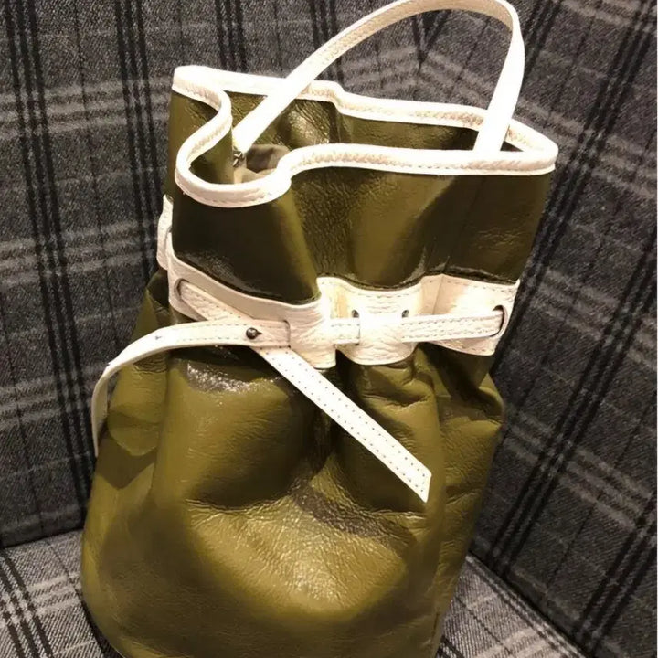 [BUNJANG] KWANI Olive Patent Bucket Bag / 콰니 페이던트 올리브 버킷백~