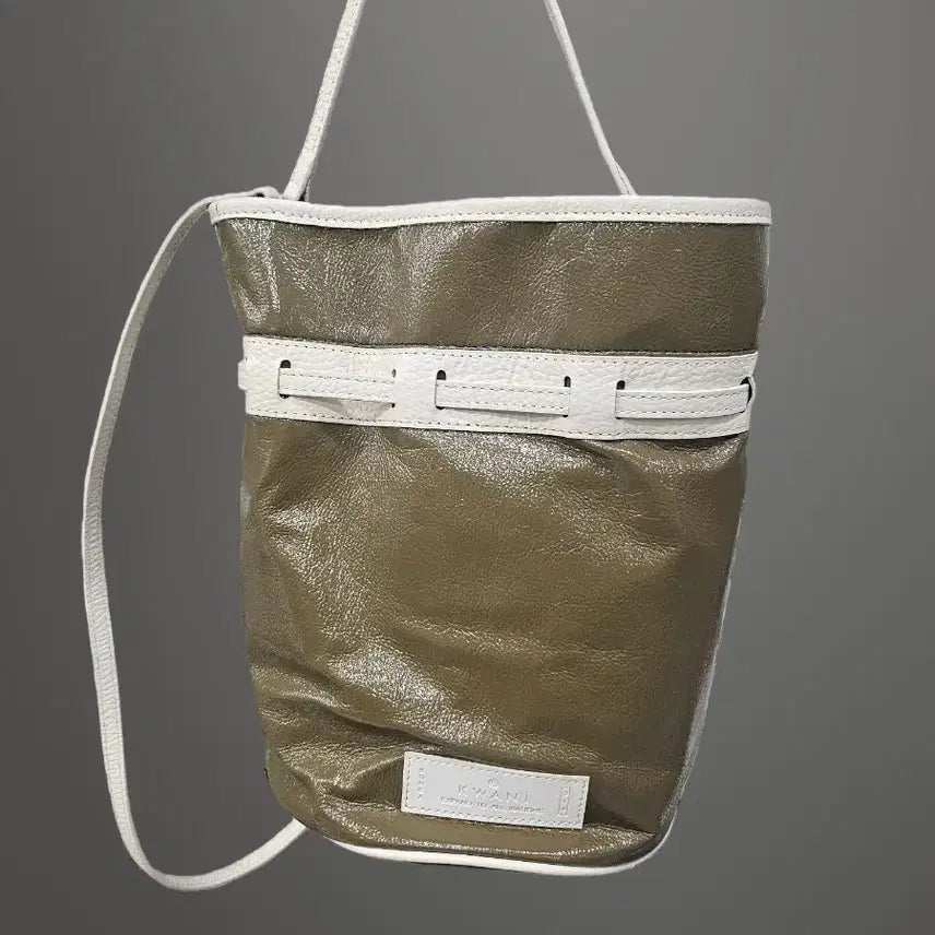 [BUNJANG] KWANI Olive Patent Bucket Bag / 콰니 페이던트 올리브 버킷백~