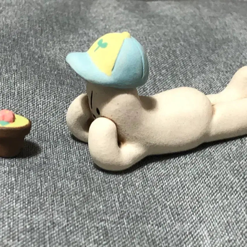 [BUNJANG] Toinz Flower Viewing Upside Down Figurine / 토인즈 꽃을 보는 엎척