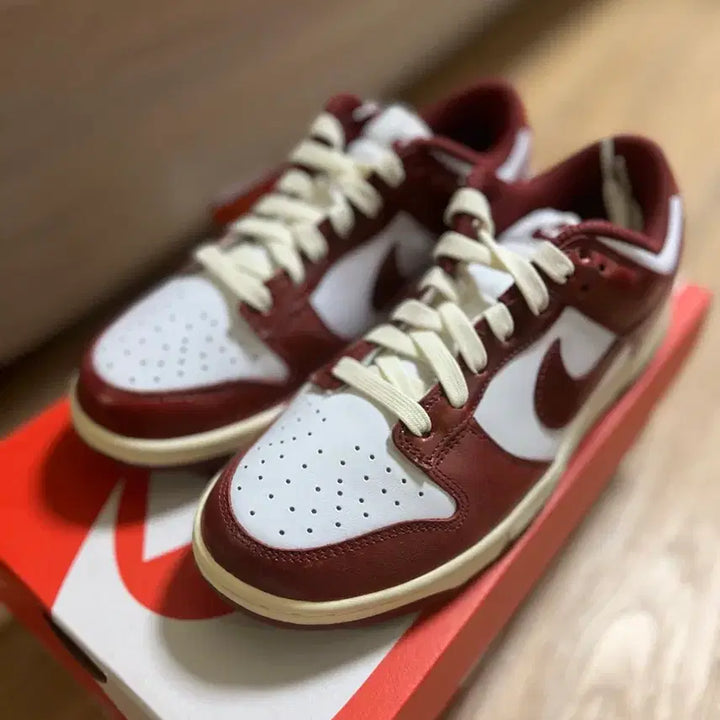 [BUNJANG] Nike Dunk Low Retro Team Red &amp; White Shoes (UK 5 / 245mm) / 나이키 덩크 로우 레트로 팀 레드 앤 화이트 245 / UK5