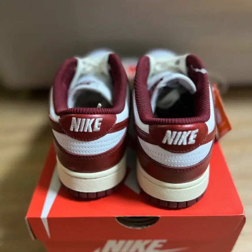 [BUNJANG] Nike Dunk Low Retro Team Red &amp; White Shoes (UK 5 / 245mm) / 나이키 덩크 로우 레트로 팀 레드 앤 화이트 245 / UK5