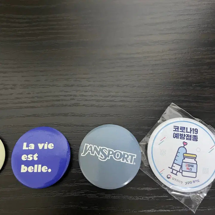 [BUNJANG] Lush, Musical, and Overseas Badges Bundle / [일괄판매가]러쉬 덕찌, 뮤지컬뱃지,해외구입 뱃지 일괄